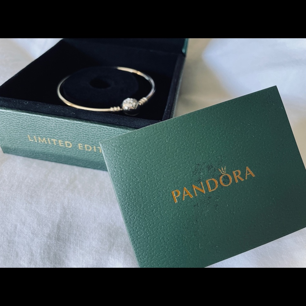 Pandora ‘you melt my heart’ Limited Edition Sterling Silver Bangle